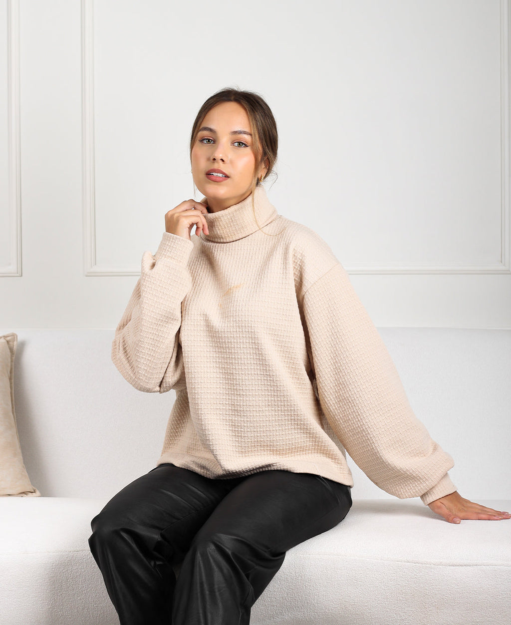 CHOMPA CUELLO TORTUGA BEIGE OLIVIA ARANNI
