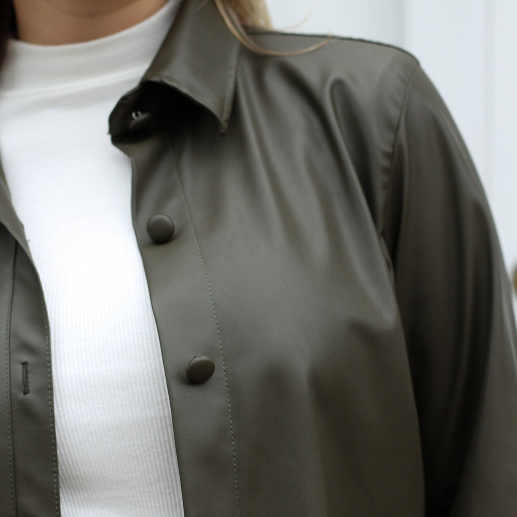 CAMISA CUERINA VERDE MILITAR AUDREY ARANNI