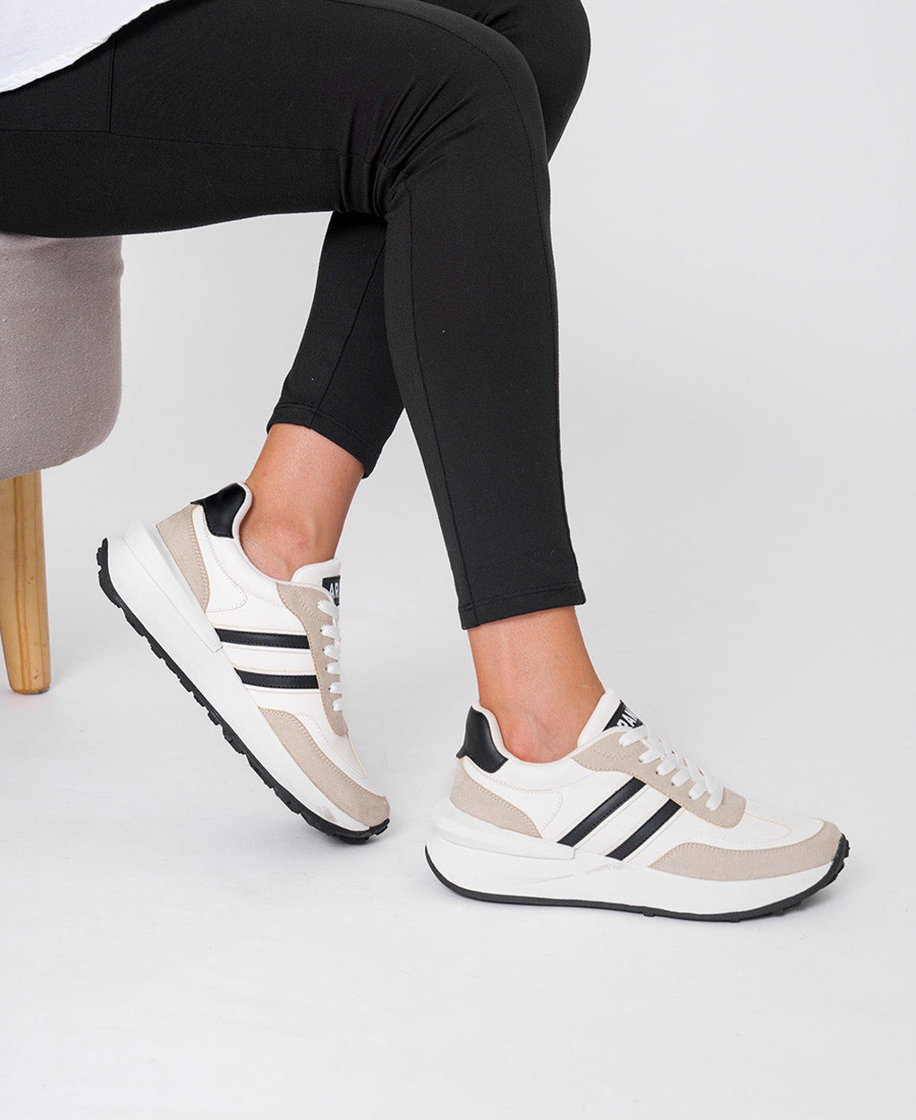 ZAPATILLA BLANCO CON LINEA NEGRO NORAH ARANNI