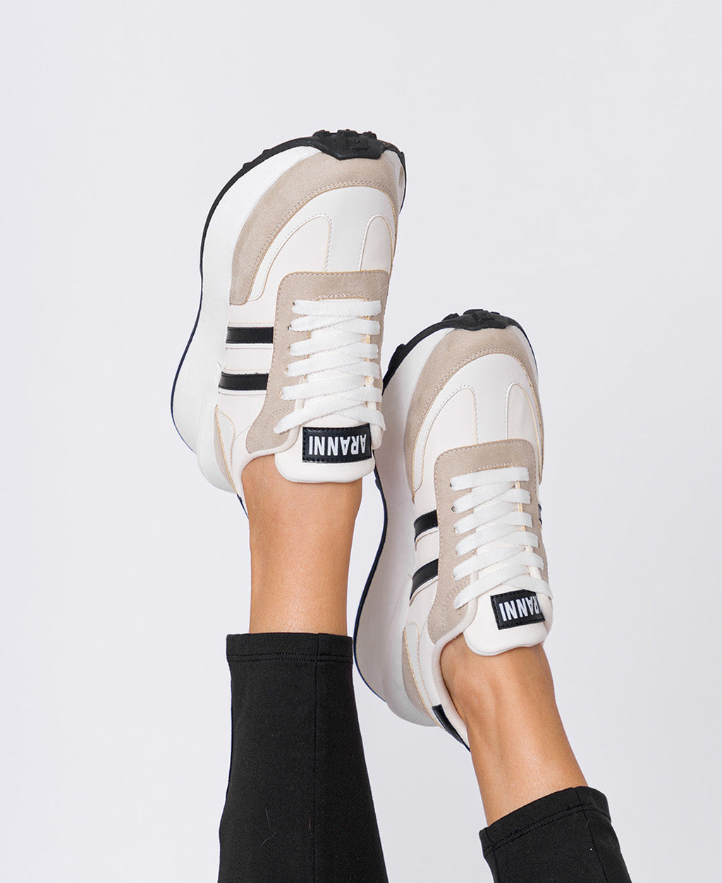 ZAPATILLA BLANCO CON LINEA NEGRO NORAH ARANNI