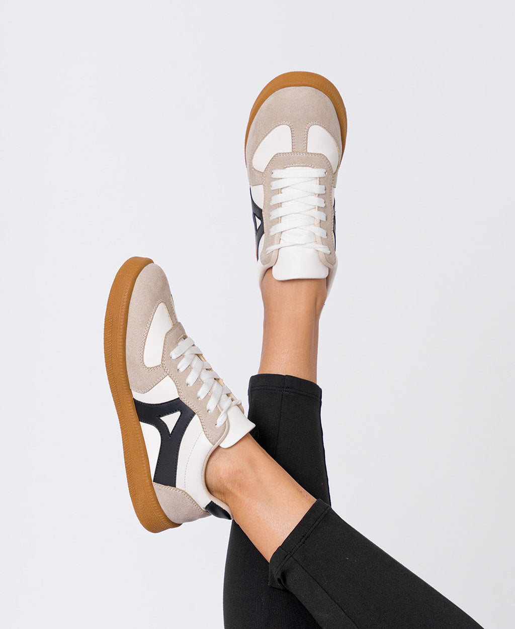 ZAPATILLA SAMBA BLANCO CON NEGRO SHANIA ARANNI