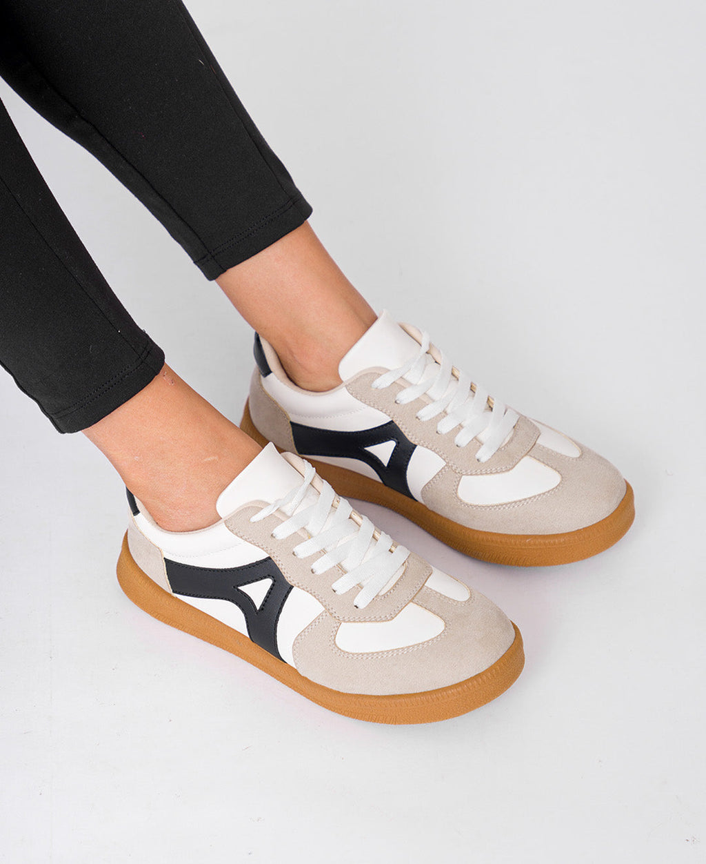 ZAPATILLA SAMBA BLANCO CON NEGRO SHANIA ARANNI