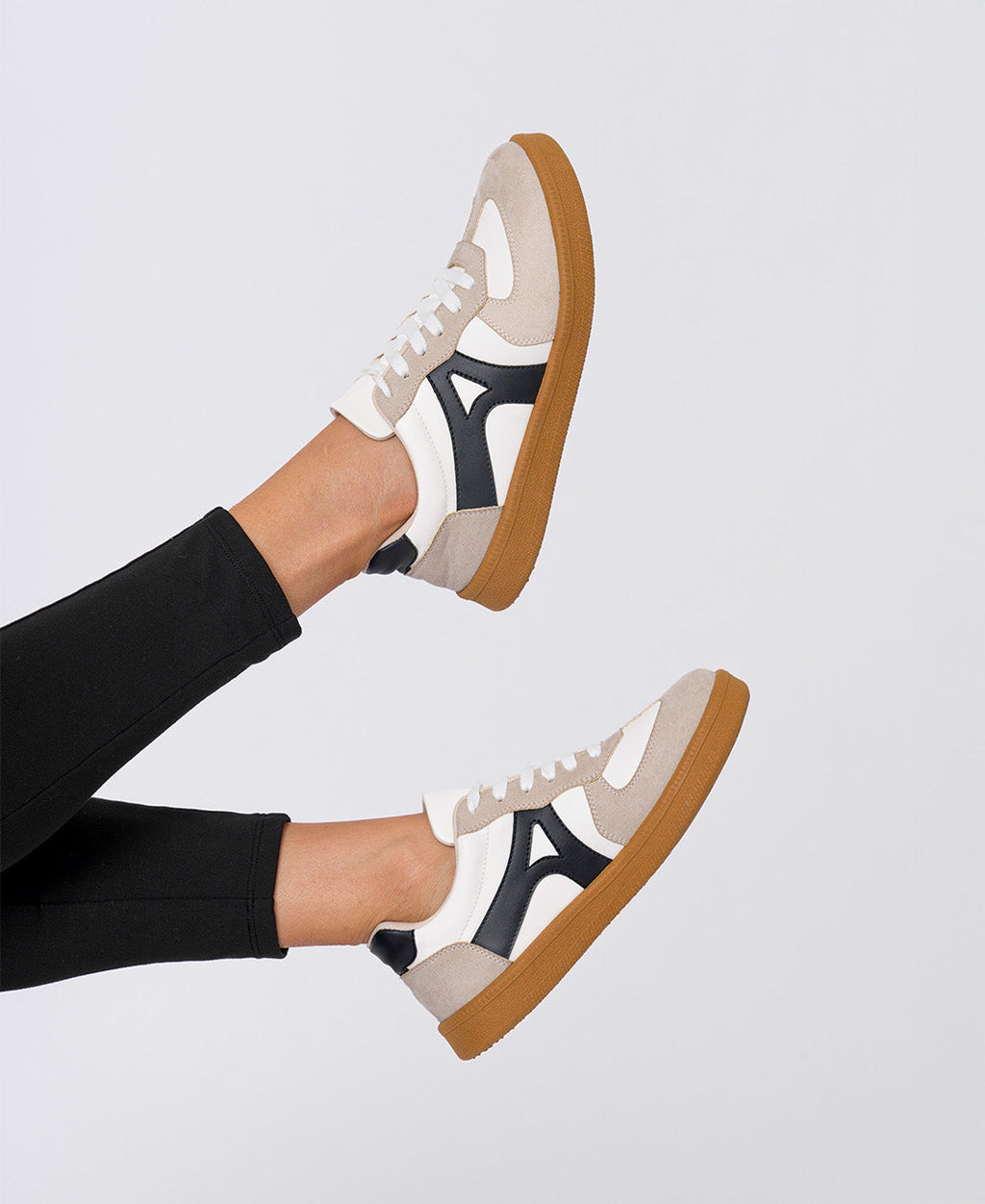 ZAPATILLA SAMBA BLANCO CON NEGRO SHANIA ARANNI
